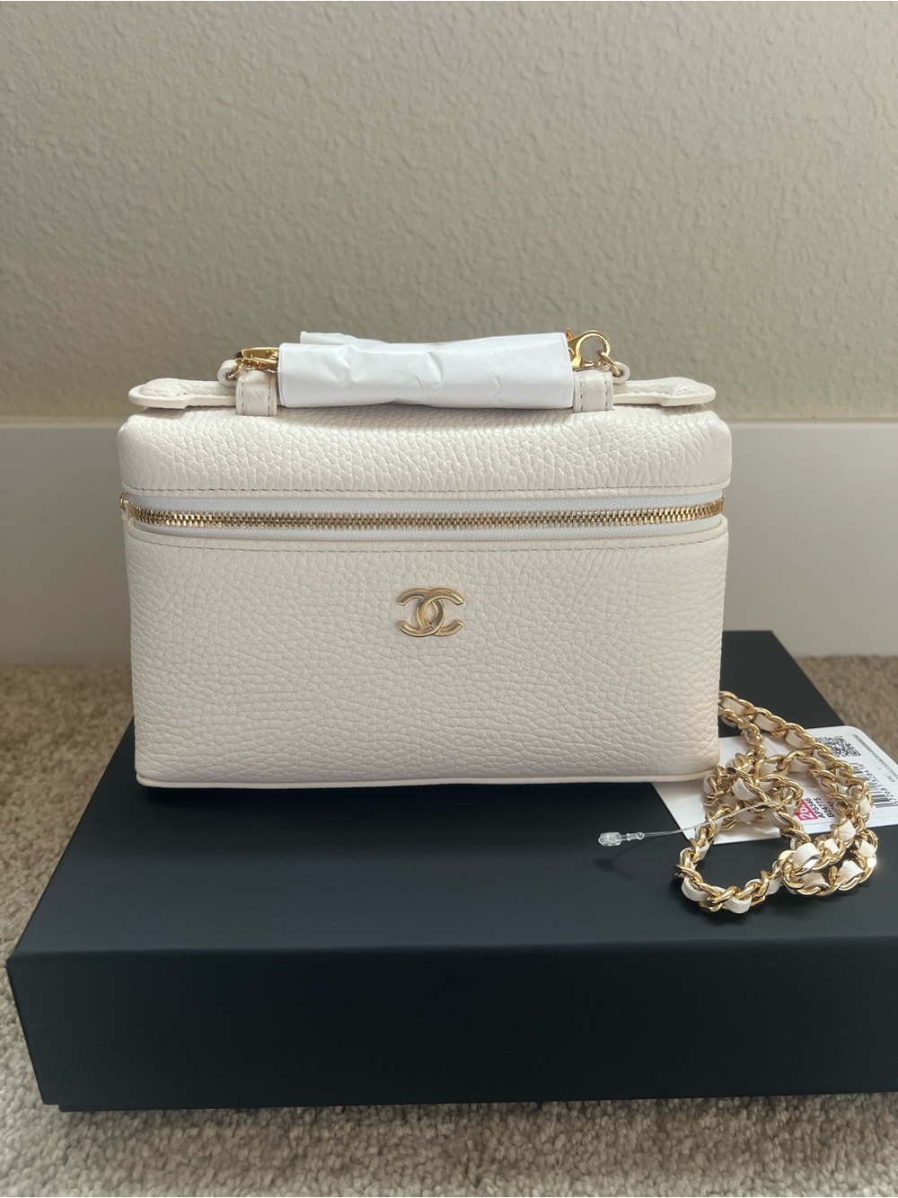 Chanel 26A slim vanity white with gold hardware - Picture 2 of 4
